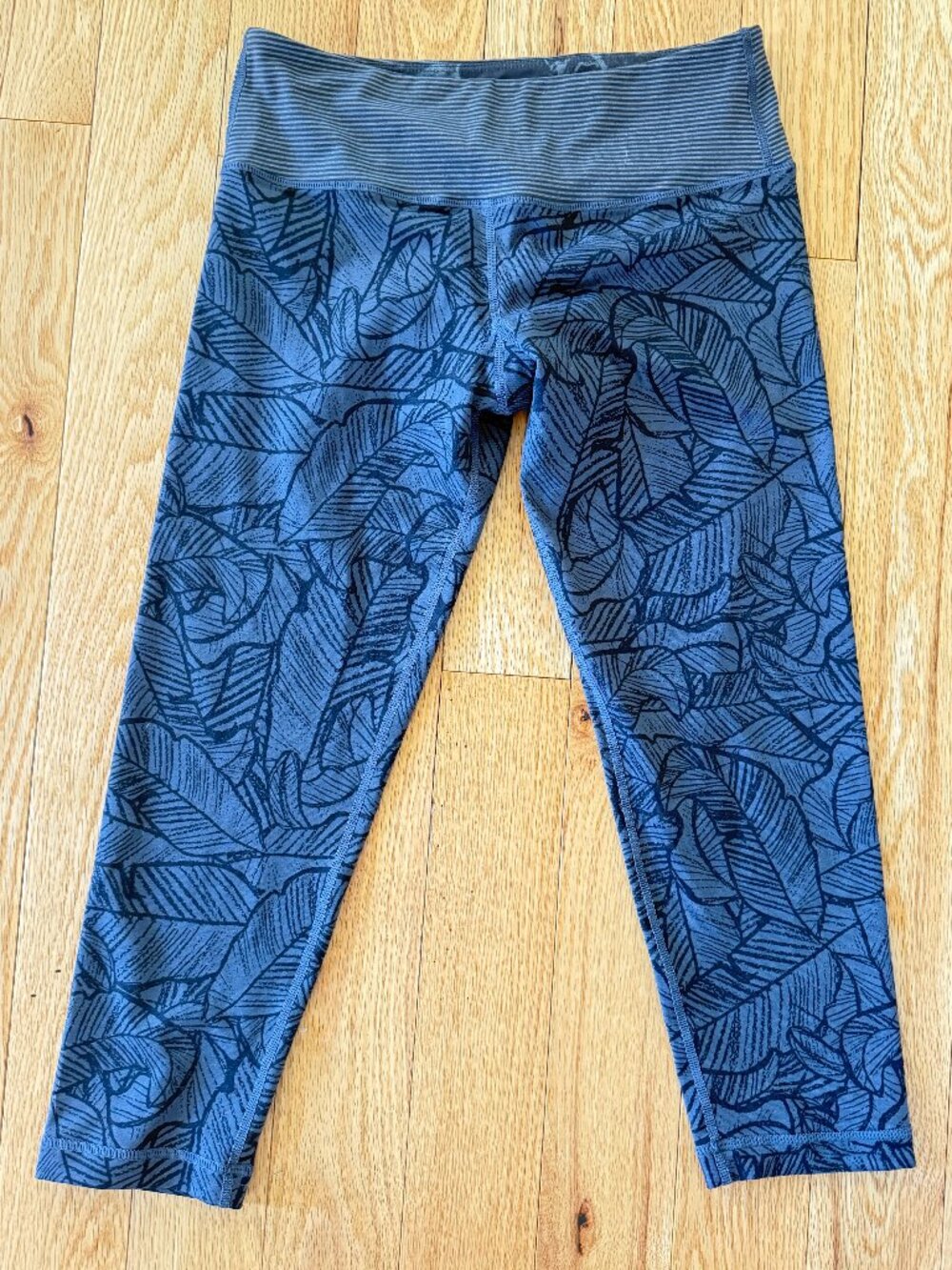 Vuori Encinitas Crop Leggings - Gray Palm Leaf Print